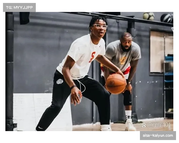 勒布朗场边为小儿子助威 布莱斯大学球衣亮相引全场关注